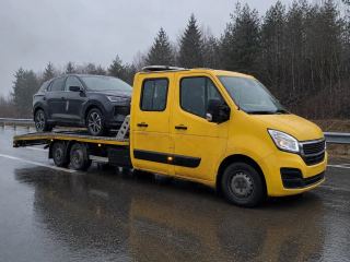 Holowanie SUV-a na lawecie w deszczu – Legionowo