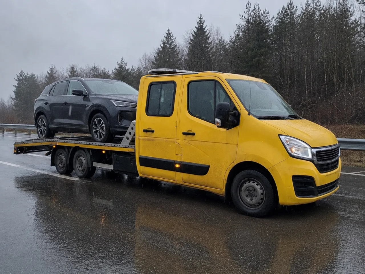 Holowanie SUV-a na lawecie w deszczu – LONIK-HOL Pomoc Drogowa Legionowo