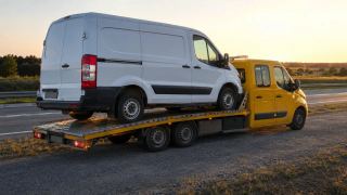 Transport busa dostawczego przy trasie ekspresowej S8 pod Legionowem