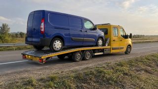 Transport busa o zachodzie słońca – Legionowo