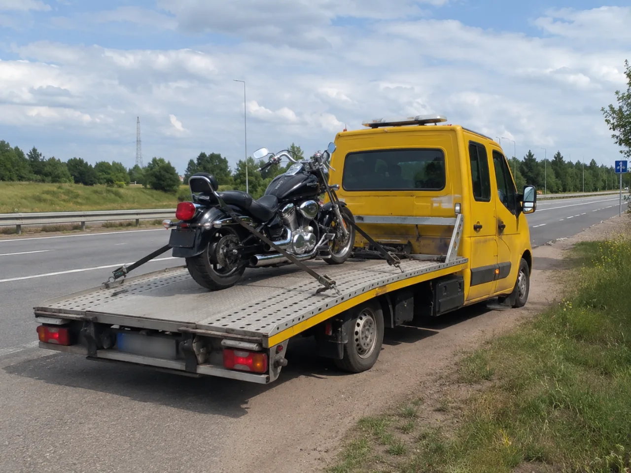 Transport motocykla na lawecie latem – LONIK-HOL Legionowo
