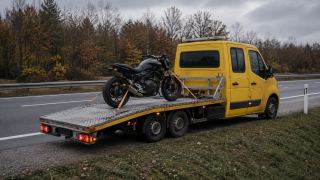 Załadunek motocykla przy drodze – Legionowo
