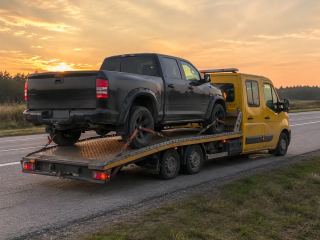Transport pickupa o zachodzie słońca – Legionowo