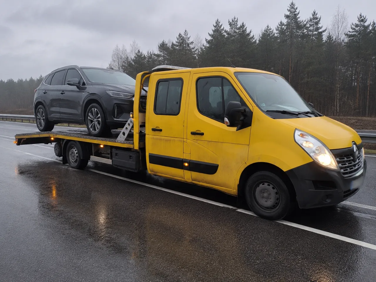 Transport SUV-a na lawecie – auto elektryczne w drodze do ładowarki, Legionowo